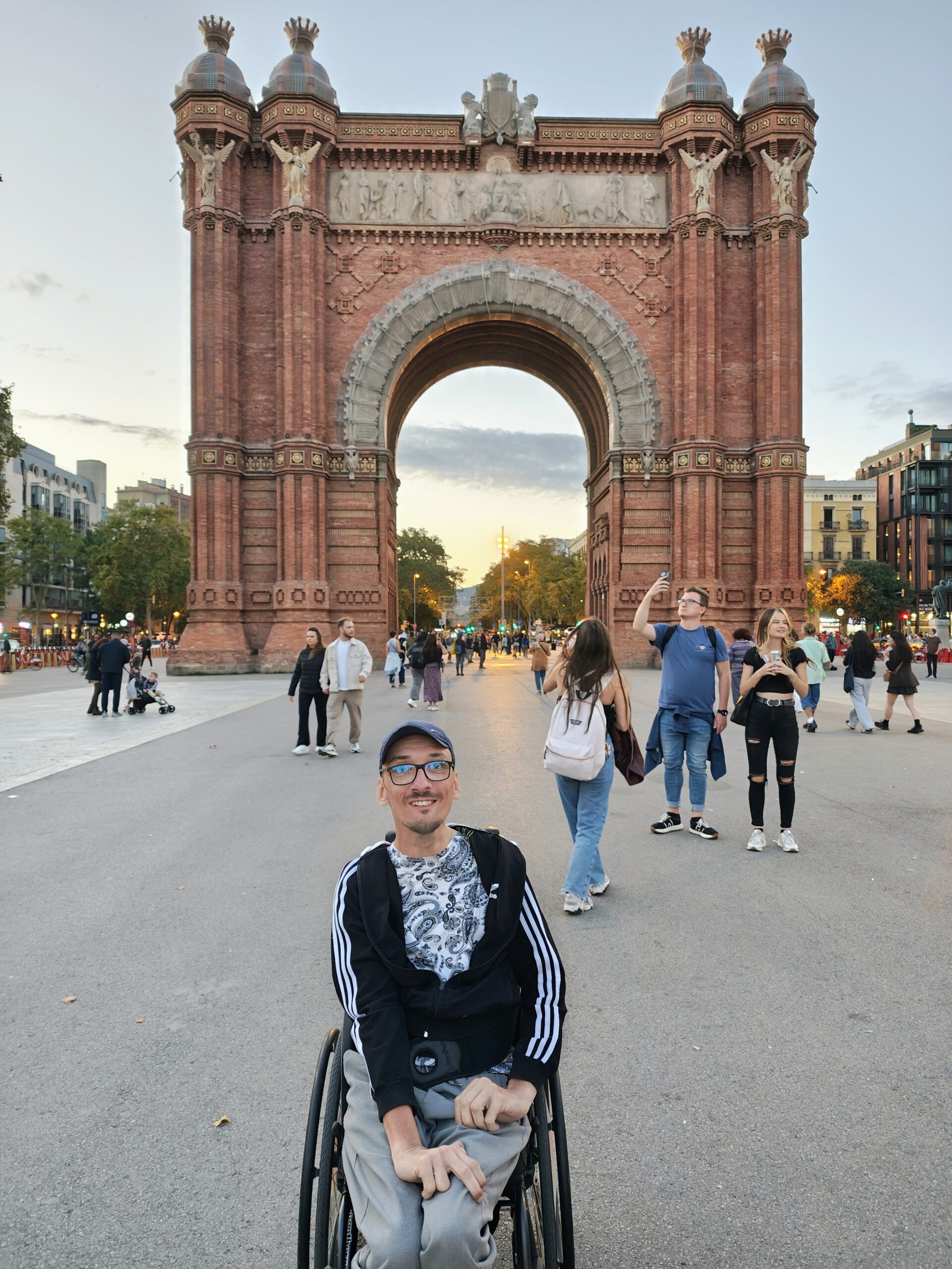 Łuk Triumfalny (Arc de Triomf) znajduje się przy szerokiej alei prowadzącej bezpośrednio do Parku de la Ciutadella